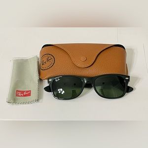 Ray Ban New Wayfarer Black 2132 Sunglasses 52mm
